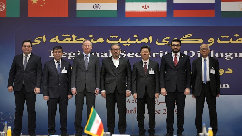 أمين المجلس الأعلى للأمن القومي الإيراني علي شمخاني (في الوسط) وسكرتير مجلس الأمن القومي الروسي نيكولاي باتروشيف (يسار الوسط) في طهران. 18 ديسمبر/ كانون الأول 2019 (الصورة عبر غيتي إيماجز)