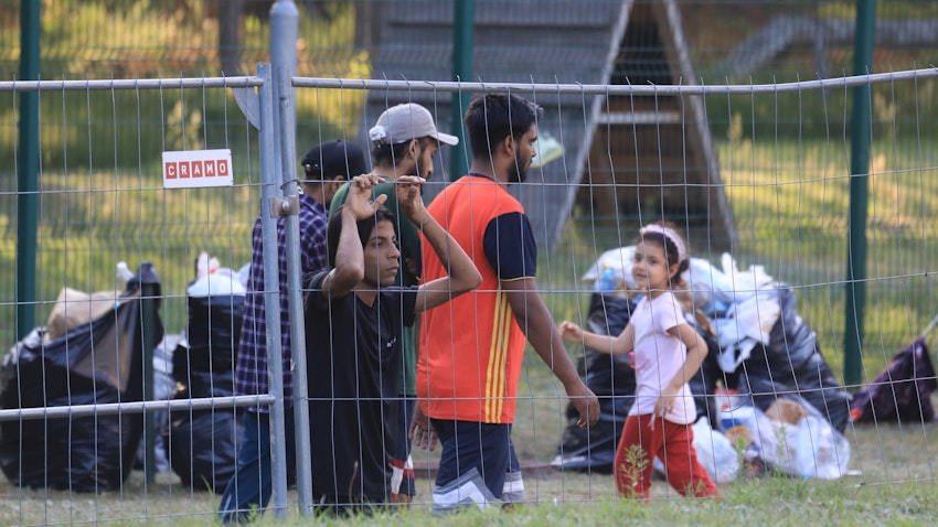 مهاجرون في مخيم بالقرب من بلدة كابسياميستيس الحدودية، ليتوانيا. 18 يوليو/ تموز 2021 (الصورة عبر غيتي إيماجز)
