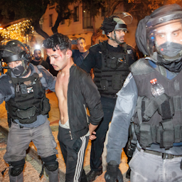 الشرطة الإسرائيلية تعتقل متظاهرًا فلسطينيًا في 11 مايو/ أيار 2021 (الصورة عبر غيتي إيماجز)