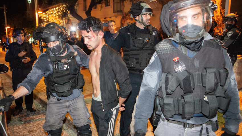 الشرطة الإسرائيلية تعتقل متظاهرًا فلسطينيًا في 11 مايو/ أيار 2021 (الصورة عبر غيتي إيماجز)