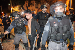 بازداشت یک معترض فلسطینی به دست پلیس اسرائیل؛ ۲ اردیبهشت ۱۴۰۰/  ۱۱ می ۲۰۲۱. (عکس از گتی ایمیجز)