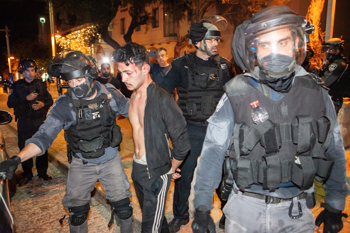 بازداشت یک معترض فلسطینی به دست پلیس اسرائیل؛ ۲ اردیبهشت ۱۴۰۰/  ۱۱ می ۲۰۲۱. (عکس از گتی ایمیجز)