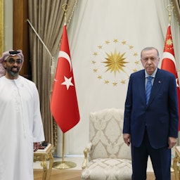 الرئيس التركي رجب طيب أردوغان (يمين) يلتقي بمستشار الأمن القومي الإماراتي طحنون بن زايد آل نهيان (يسار) في أنقرة في 18 أغسطس/آب 2021 (الصورة عبر غيتي إيماجز)