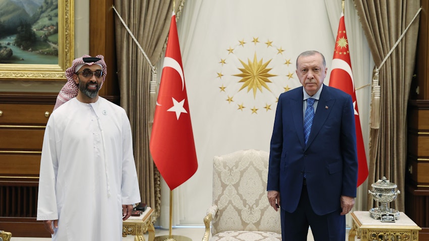 الرئيس التركي رجب طيب أردوغان (يمين) يلتقي بمستشار الأمن القومي الإماراتي طحنون بن زايد آل نهيان (يسار) في أنقرة في 18 أغسطس/آب 2021 (الصورة عبر غيتي إيماجز)