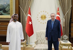 الرئيس التركي رجب طيب أردوغان (يمين) يلتقي بمستشار الأمن القومي الإماراتي طحنون بن زايد آل نهيان (يسار) في أنقرة في 18 أغسطس/آب 2021 (الصورة عبر غيتي إيماجز)
