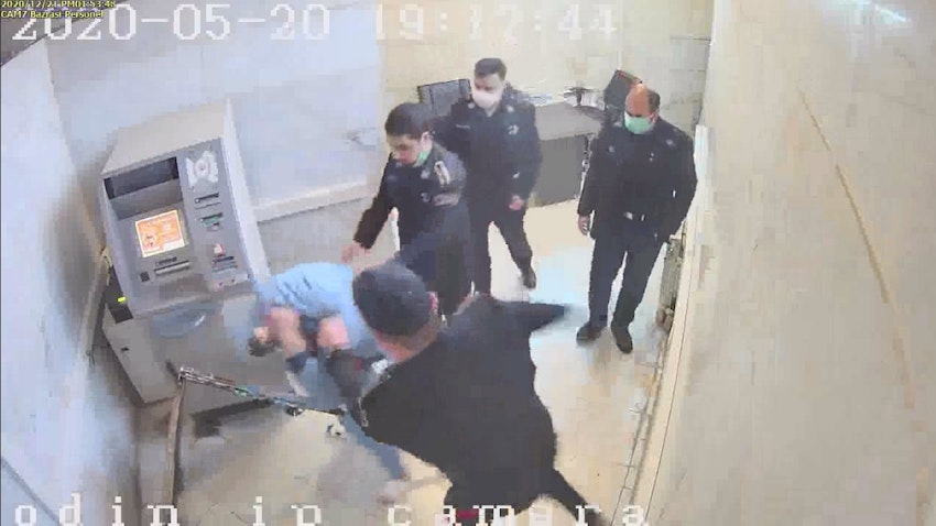 سجين يتعرض للضرب على يد حارس في سجن إيفين بطهران في لقطات كاميرات مراقبة مسربة من 20 مايو/ أيار2020. (الصورة عبر وسائل التواصل الاجتماعي)