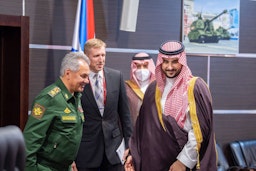دیدار شاهزاده خالد بن سلمان آل سعود، معاون وزیر دفاع عربستان، با سرگئی شویگو، وزیر دفاع روسیه؛ مسکو، ۱ شهریور ۱۴۰۰/ ۲۳ اوت ۲۰۲۱. (عکس از توییتر)