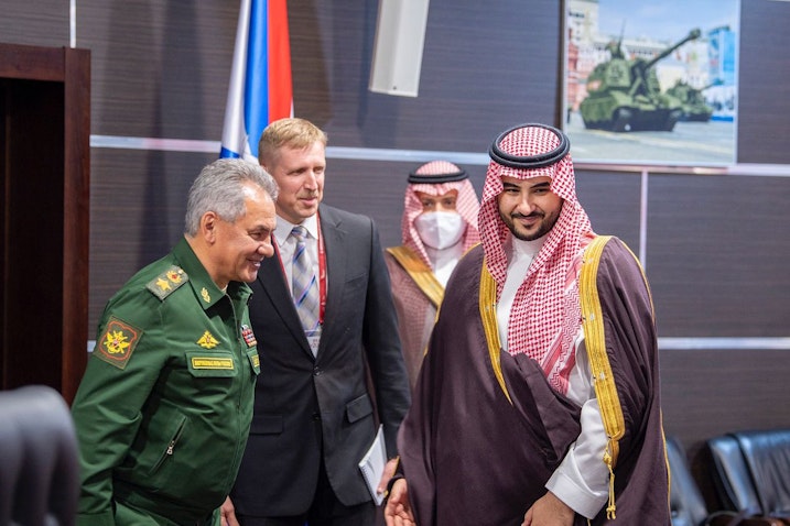 دیدار شاهزاده خالد بن سلمان آل سعود، معاون وزیر دفاع عربستان، با سرگئی شویگو، وزیر دفاع روسیه؛ مسکو، ۱ شهریور ۱۴۰۰/ ۲۳ اوت ۲۰۲۱. (عکس از توییتر)