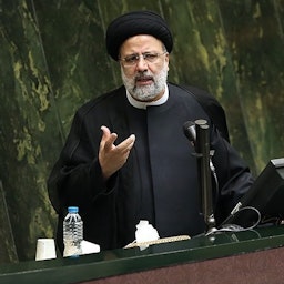 ابراهیم رئیسی، رئیس‌جمهور ایران در حال دفاع از وزرای پیشنهادی خود در مجلس؛  ۳ شهريور ۱۴۰۰. (عکس از مقداد مددی/ خبرگزاری تسنیم)