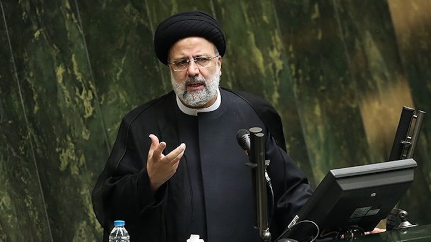 ابراهیم رئیسی، رئیس‌جمهور ایران در حال دفاع از وزرای پیشنهادی خود در مجلس؛  ۳ شهريور ۱۴۰۰. (عکس از مقداد مددی/ خبرگزاری تسنیم)