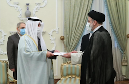 الرئيس الإيراني إبراهيم رئيسي (إلى اليمين) يلتقي وزير الخارجية الكويتي الشيخ صباح الخالد الصباح في طهران. 6 أغسطس/ آب 2021 (الصورة عبر موقع رئيسي الرسمي)