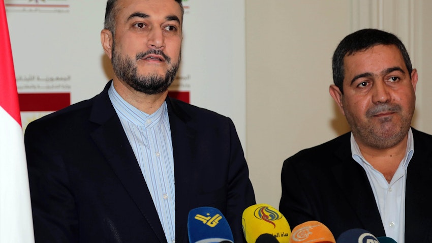 حسین امیرعبداللهیان (چپ) در حال برگزاری یک کنفرانس مطبوعاتی؛ بیروت، لبنان، ۵ بهمن ۱۳۹۵/ ۲۴ ژانویه ۲۰۱۷. (عکس از گتی ایمیجز)