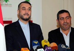 حسین امیرعبداللهیان (چپ) در حال برگزاری یک کنفرانس مطبوعاتی؛ بیروت، لبنان، ۵ بهمن ۱۳۹۵/ ۲۴ ژانویه ۲۰۱۷. (عکس از گتی ایمیجز)