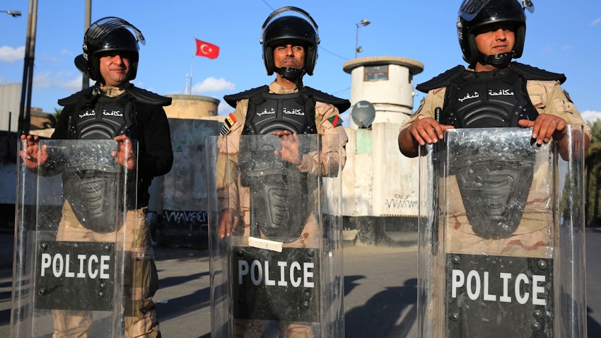 شرطة مكافحة الشغب العراقية تحمي السفارة التركية في بغداد، بعد دعوات على وسائل التواصل الاجتماعي للاحتجاج على تعهدات تركيا بغزو سنجار، 18 فبراير/ شباط 2021. (الصورة عبر غيتي إيماجز)