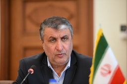 وزير النقل والتنمية الحضرية الإيراني محمد إسلامي يحضر اجتماعًا في طهران، إيران، في 29 أبريل/نيسان 2019. (الصورة عبر غيتي إيماجز)