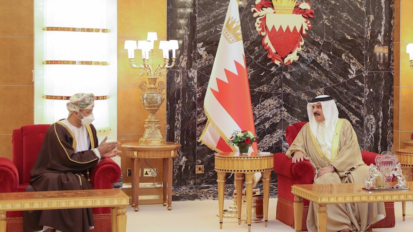 وزير الخارجية العماني السيد بدر البوسعيدي (إلى اليسار) يلتقي ملك البحرين حمد بن عيسى آل خليفة في المنامة. 29 أغسطس/ آب 2021 (الصورة عبر تويتر)