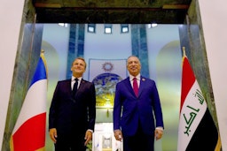 الرئيس الفرنسي إيمانويل ماكرون يلتقي رئيس الوزراء العراقي مصطفى الكاظمي في بغداد، العراق في 28 أغسطس/آب 2021. (الصورة عبر غيتي إيماجز)