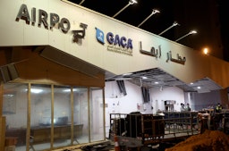 مدخل مطار أبها المتضرر في المملكة العربية السعودية بعد محاولة هجوم طائرة بدون طيار في 31 أغسطس/آب 2021. (الصورة عبر غيتي إيماجز)