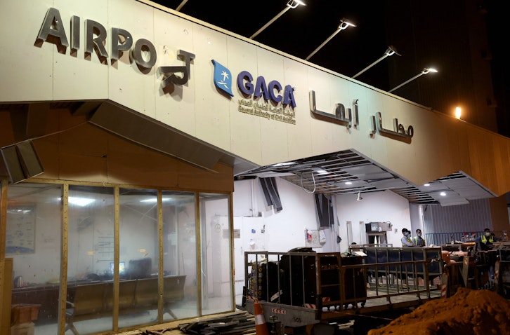 مدخل مطار أبها المتضرر في المملكة العربية السعودية بعد محاولة هجوم طائرة بدون طيار في 31 أغسطس/آب 2021. (الصورة عبر غيتي إيماجز)