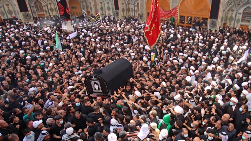 مشيّعون يحملون نعش آية الله العظمى محمد سعيد الحكيم في جنازته في النجف بالعراق في 5 سبتمبر/أيلول 2021 (الصورة عبر غيتي إيماجز)