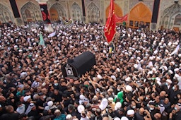 سوگواران، در مراسم تشییع آیت‌الله العظمی محمد سعید الحکیم؛ نجف، ۸ شهریور ۱۴۰۰/ ۵ سپتامبر ۲۰۲۱. (عکس از گتی ایمیجز)