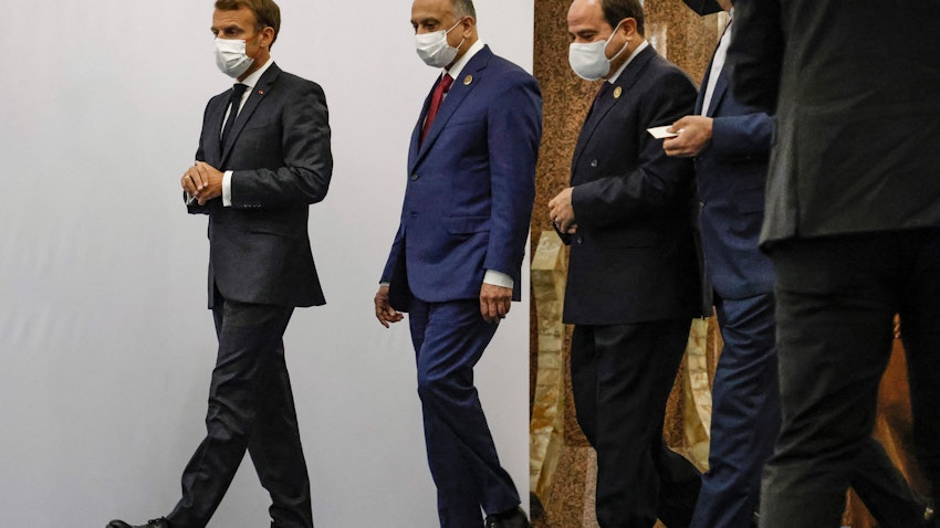  (من اليسار إلى اليمين) الرئيس الفرنسي إيمانويل ماكرون ورئيس الوزراء العراقي مصطفى الكاظمي والرئيس المصري عبد الفتاح السيسي ووزير الخارجية الإيراني حسين أمير عبد اللهيان في بغداد. 28 أغسطس/ آب 2021 (الصورة عبر غيتي إيماجز)
