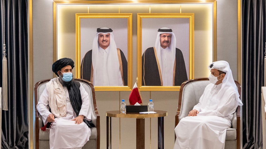 دیدار شیخ محمد بن عبدالرحمن آل ثانی، معاون نخست‌وزیر و وزیر امورخارجه‌ی قطر، با ملا عبدالغنی، برادر رئیس دفتر سیاسی طالبان؛ دوحه، ۲۶ مرداد ۱۴۰۰/ ۱۷ اوت ۲۰۲۱. (عکس از گتی ایمیجز)