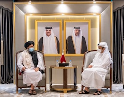 نائب رئيس الوزراء ووزير الخارجية القطري الشيخ محمد بن عبد الرحمن آل ثاني يلتقي رئيس المكتب السياسي لحركة طالبان الملا عبد الغني برادر في الدوحة. 17 أغسطس/آب 2021 (الصورة عبر غيتي إيماجز)
