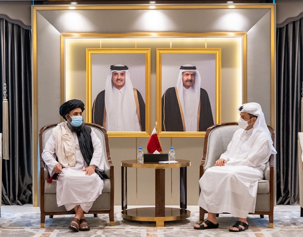 نائب رئيس الوزراء ووزير الخارجية القطري الشيخ محمد بن عبد الرحمن آل ثاني يلتقي رئيس المكتب السياسي لحركة طالبان الملا عبد الغني برادر في الدوحة. 17 أغسطس/آب 2021 (الصورة عبر غيتي إيماجز)