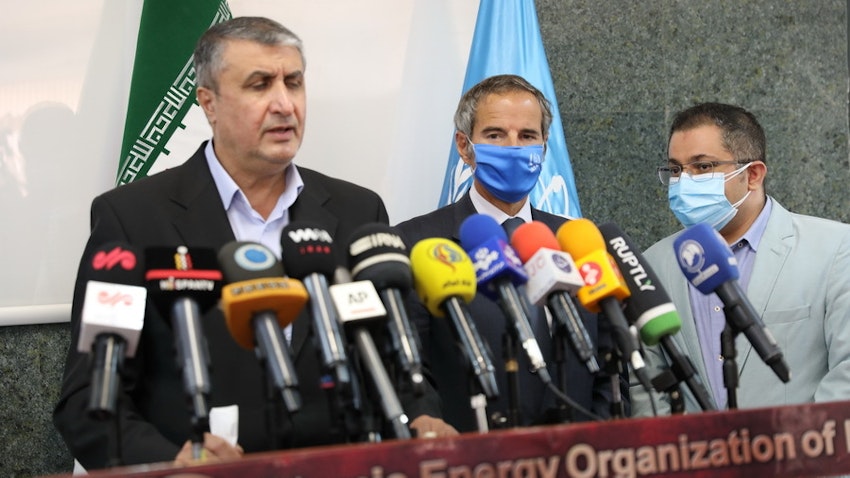 المدير العام للوكالة الدولية للطاقة الذرية رافائيل غروسي ورئيس منظمة الطاقة الذرية الإيرانية محمد إسلامي في مؤتمر صحفي مشترك في طهران في 12 سبتمبر/أيلول 2021. (الصورة عبر غيتي إيماجز)