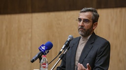 علی باقری کنی، دیپلمات ایرانی، در تهران؛ ۱۹ تیر ۱۴۰۰. (عکس از خبرگزاری فرارو)