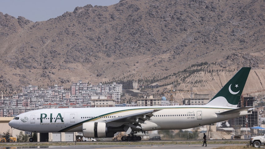 هواپیمای پاکستانی، اولین پرواز تجاری بین‌المللی ورودی به افغانستان، پس از تصرف افغانستان توسط طالبان؛ کابل، ۲۲ شهریور ۱۴۰۰/ ۱۳ سپتامبر ۲۰۲۱. (عکس از گتی ایمیجز)