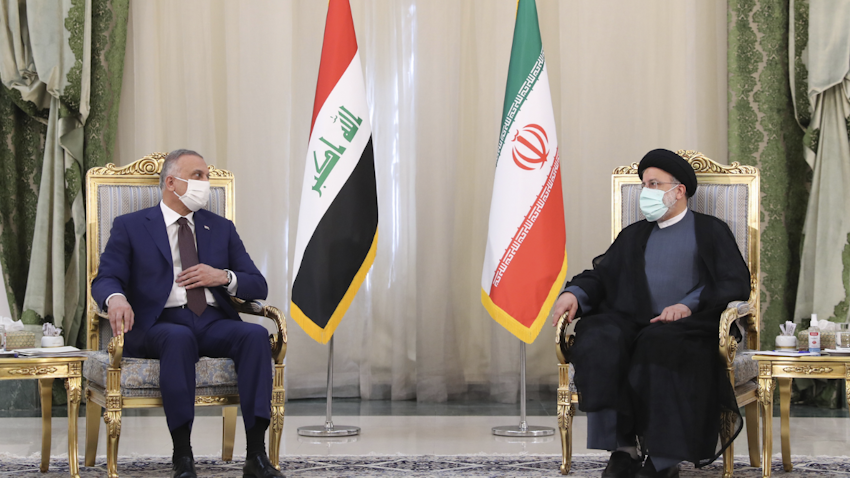 دیدار مصطفی الکاظمی، نخست‌وزیر عراق، با ابراهیم رئیسی، رئیس‌جمهور ایران؛ تهران، ۲۱ شهریور ۱۴۰۰/ ۱۲ سپتامبر ۲۰۲۱. (عکس از وبسایت ریاست‌جمهوری)