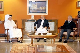 نائب رئيس الوزراء ووزير الخارجية القطري الشيخ محمد بن عبد الرحمن آل ثاني (يسار) يلتقي الرئيس الأفغاني السابق حامد كرزاي (وسط) ورئيس المجلس الأعلى للمصالحة الوطنية عبدالله عبدالله (يمين) في كابل. 12 سبتمبر/ أيلول 2021. (الصورة عبر غيتي إيماجز)