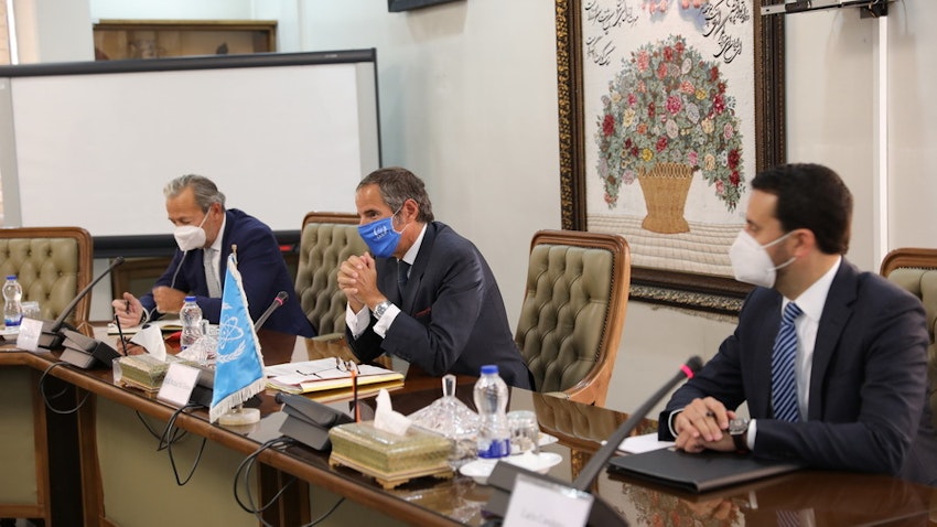 کنفرانس مطبوعاتی رافائل گروسی، رئیس آژانس بین‌المللی انرژی اتمی در تهران؛ ۲۱ شهریور ۱۴۰۰. (عکس از اعلامیه‌ی سازمان انرژی اتمی ایران/  گتی ایمیجز)