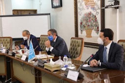 کنفرانس مطبوعاتی رافائل گروسی، رئیس آژانس بین‌المللی انرژی اتمی در تهران؛ ۲۱ شهریور ۱۴۰۰. (عکس از اعلامیه‌ی سازمان انرژی اتمی ایران/  گتی ایمیجز)