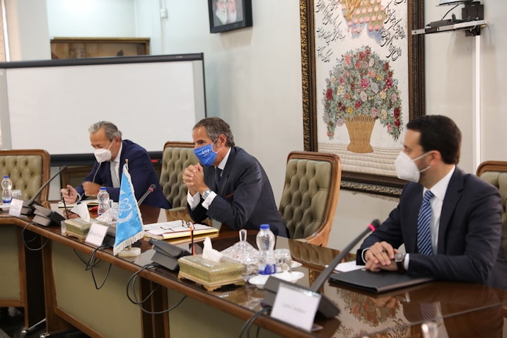 کنفرانس مطبوعاتی رافائل گروسی، رئیس آژانس بین‌المللی انرژی اتمی در تهران؛ ۲۱ شهریور ۱۴۰۰. (عکس از اعلامیه‌ی سازمان انرژی اتمی ایران/  گتی ایمیجز)