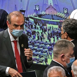 نائب الأمين العام لخدمة العمل الخارجي الأوروبي، إنريكي مورا (يسار) خلال حضوره مراسم أداء اليمين للرئيس الإيراني إبراهيم رئيسي في طهران. 5 أغسطس/ آب 2021 (الصورة عبر غيتي إيماجز)