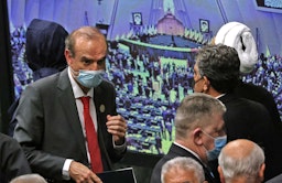 حضور انریکه مورا، معاون دبیر کل سرویس خارجی اروپا در مراسم تحلیف ابراهیم رئیسی، رئیس‌جمهور ایران؛ تهران، ۱۴ مرداد ۱۴۰۰. (عکس از گتی ایمیجز)