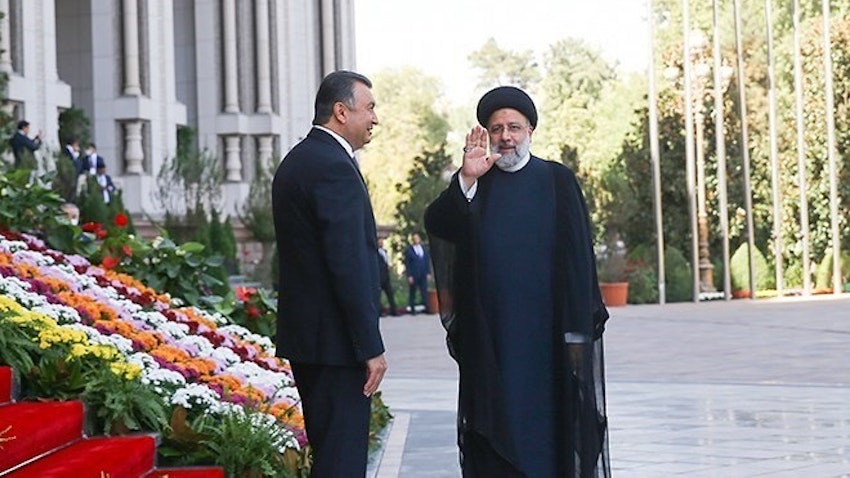 الرئيس الإيراني إبراهيم رئيسي (يمين) خلال حضوره قمة منظمة شنغهاي للتعاون في دوشانبي، طاجيكستان. 17 سبتمبر/ أيلول 2021 (الصورة عبر الموقع الرسمي للرئاسة الإيرانية)