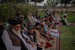 أعضاء من حركة طالبان يؤدون صلاة العشاء في كابل، أفغانستان. 20 سبتمبر/ أيلول 2021. (الصورة عبر غيتي إيماجز)