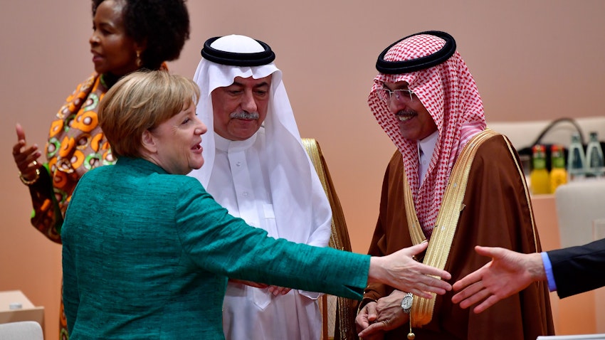 گفتگوی آنگلا مرکل، صدراعظم آلمان با اعضای هیئت عربستانی در نشست گروه اقتصادی ۲۰؛ هامبورگ، آلمان، ۱۷ تیر ۱۳۹۶/ ۸ ژوئیه ۲۰۱۷. (عکس از گتی ایمیجز)