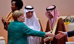 المستشارة الألمانية أنجيلا ميركل تتحدث مع أعضاء الوفد السعودي في القمة الاقتصادية لمجموعة العشرين في هامبورغ، ألمانيا. 8 يوليو/تموز 2017. (الصورة عبر غيتي إيماجز) 