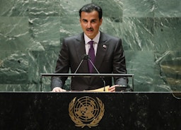 شیخ تمیم بن حمد آل ثانی، امیر قطر، در حال سخنرانی در هفتاد و ششمین اجلاس مجمع عمومی سازمان ملل متحد؛ نیویورک، ۳۰ شهریور ۱۴۰۰/ ۲۱ سپتامبر ۲۰۲۱. (عکس از گتی ایمیجز)