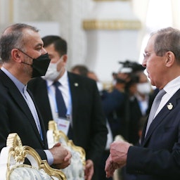 وزير الخارجية الإيراني حسين أمير عبد اللهيان (اليسار) ووزير الخارجية الروسي سيرغي لافروف في قمة منظمة شنغهاي للتعاون في دوشانبي، طاجيكستان. 17 سبتمبر/أيلول 2021. (الصورة عبر غيتي إيماجز)