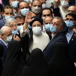 الرئيس الإيراني إبراهيم رئيسي يوجه تحية خلال مراسم أداء اليمين في طهران. 5 أغسطس/آب 2021. (الصورة عبر غيتي إيماجز)