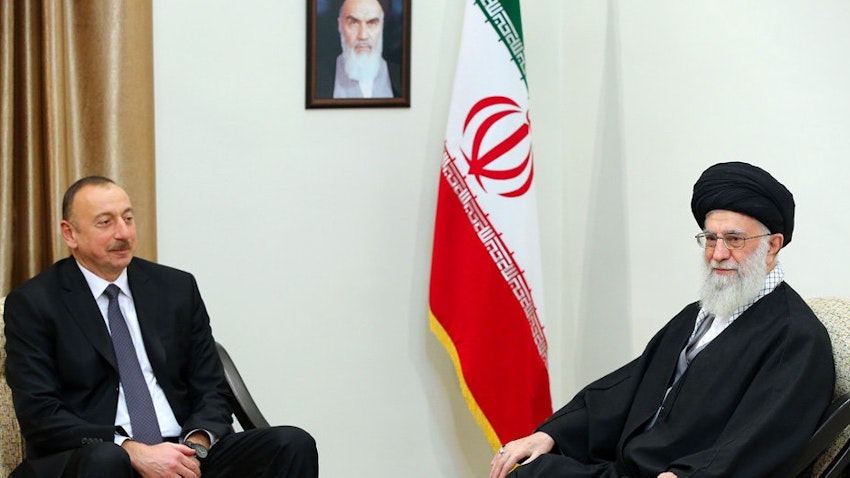 رئيس أذربيجان إلهام علييف في لقاء مع المرشد الأعلى الإيراني آية الله علي خامنئي في طهران، 5 آذار/مارس2017 ( الصورة عبر موقع الخامنئي الرسمي) 