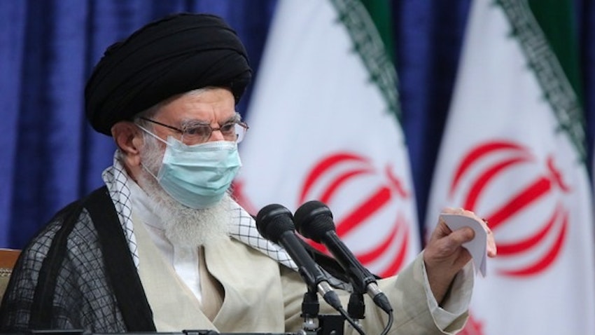  آیت‌الله علی خامنه‌ای، رهبر ایران درحال سخنرانی در تهران؛ ۳۰ شهریور ۱۴۰۰. (عکس از سایت رسمی رهبری ایران)