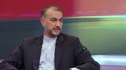 حسین امیرعبداللهیان، وزیر امور خارجه‌ی ایران در مصاحبه‌ای با شبکه‌ی یک صدا و سیما؛ تهران، ۱۰ مهر ۱۴۰۰. (نماگرفت از خبرگزاری صدا و سیما)