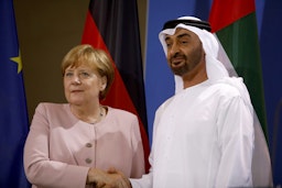 محمد بن زاید آل نهیان، ولیعهد ابوظبی و آنگلا مرکل، صدراعظم وقت آلمان؛ برلین، آلمان، ۲۲ خرداد ۱۳۹۸/ ۱۲ ژوئن ۲۰۱۹. (عکس از گتی ایمیجز)